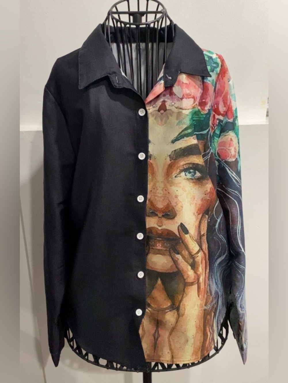 Art-Print Button-Up Blouse in Black and Multicolor Abstract Size L - Picture 6 of 8
